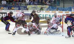 DEL - ERC Ingolstadt - DEG Düsseldorf - 5:2 - rechts Thomas Greilinger schiesst den Fuß des Goalies an und Tor zum 4:2