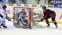 DEL - ERC Ingolstadt - Adler Mannheim - Prestin Ryan versucht den Goalie zu umfahren