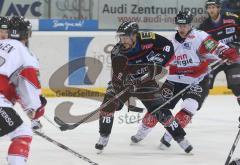 DEL - ERC Ingolstadt - Köln 5:4 - Carl Corazzini im Zweikampf