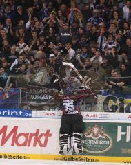 DEL - ERC Ingolstadt - Köln 5:4 - Torwart Ilpo Kauhanen wird von den Fans gefeiert