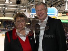 DEL - ERC Ingolstadt - Hannover - Mutter Beimer Marie Luise Marjan und Oberbürgermeister Dr. Alfred Lehmann