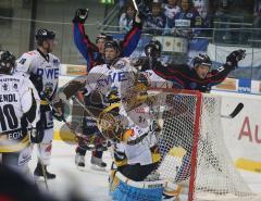 DEL - ERC Ingolstadt - Krefeld Pinguine - Goalie greift nach hinten. Der neue Ben Clymer (links) trifft zum 1:0. rechts Tylor Bouck