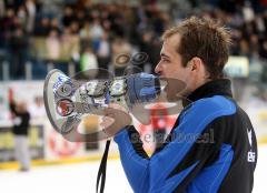 DEL - ERC Ingolstadt - Augsburg Panther - Thomas Greilinger feuert die Fans mit dem Megaphon an