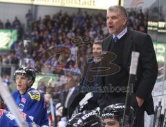 DEL - ERC Ingolstadt - Iserlohn Roosters - Bob Menno auf der Trainerbank, hinten Greg Thomson