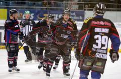 DEL - ERC Ingolstadt - Straubing Tigers - Thomas Greilinger trifft, das Team jubelt und Bob Wren freut sich mit Greilinger