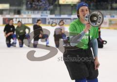 DEL - ERC Ingolstadt - Hamburg Freezers - Andreas Banzer feuert die Fans an - Megaphon