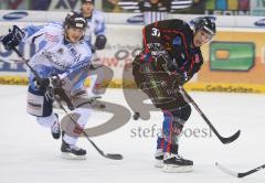 DEL - ERC Ingolstadt - Straubing Tigers - Zweikampf mit Rick Girard rechts