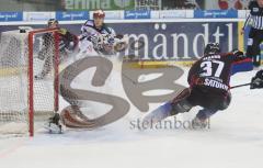 DEL - ERC Ingolstadt - Kassel Huskies - Rick Girard bremst den Goalie an