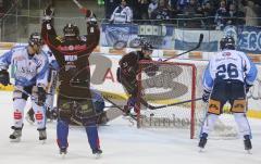 DEL - ERC Ingolstadt - Straubing Tigers  Rick Girard hinten trifft zum Tor. Bob Wren jubelt