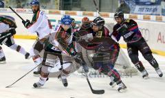 DEL - ERC Ingolstadt - Augsburg Panther - Kampf um den Puck, Michael Waginger und rechts Martin Hinterstocker