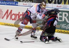 DEL - ERC Ingolstadt - Eisbären Berlin - Joe Motzko wird vom Berliner zu Boden geworfen