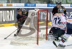 DEL - ERC Ingolstadt - Eisbären Berlin - Thomas Greilinger umfährt das Tor