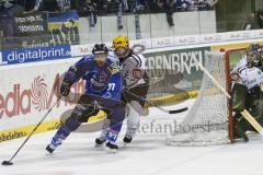 ERC Ingolstadt - Frankfurt Lions - Rick Girard im Zweikampf vor dem Frankfurter Tor