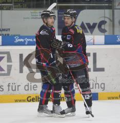 DEL - ERC Ingolstadt - Krefeld Pinguine - 2:7 - Tor durch Tyler Bouck Ben Clymer gratuliert