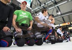 DEL - ERC Ingolstadt - DEG Düsseldorf - 5:2 - Das Team kniet vor den Fans Sieg Jubel