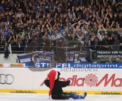 DEL - ERC Ingolstadt - Hamburg Freezers - Bruno St.Jacques tanzt vor den Fans Breakdance