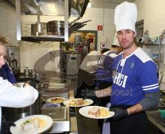 ERC Profis kochen und bedienen in der Panther Sportsbar - Pat Kavanagh mit den fertigen Hauptspeisen