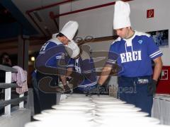 ERC Profis kochen und bedienen in der Panther Sportsbar - Michael Waginger, Bob Wreen und Pat Kavanagh richten die Teller für die Hauptspeise in Reih und Glied