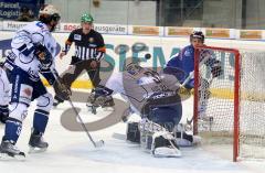 DEL - ERC Ingolstadt - Iserlohn Roosters - Thomas Greilinger hebt den Puck über das Tor