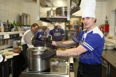 ERC Profis kochen und bedienen in der Panther Sportsbar - Matt Hussey rührt nochmal um