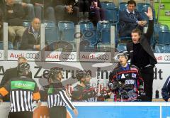 DEL - ERC Ingolstadt - Krefeld Pinguine - Greg Thomson schimpft mit dem Schiedsrichter an der Trainerbank