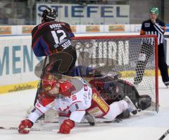 DEL - ERC Ingolstadt - Hannover - Tyler Bouck rammt in das gegnerische Tor