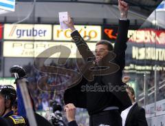 ERC Ingolstadt - Köln - Trainer Greg Thomson reisst die Arme hoch. Tor für den ERC