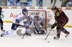 DEL - ERC Ingolstadt - Adler Mannheim - Tyler Bouck scheitert am Verteidiger