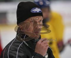 ERC Ingolstadt - Damen - Trainer Markus Haetinen in der Saturn Arena im Training