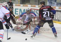 DEL - ERC Ingolstadt - Nürnberg - Matt Hussey erwischt den Puck von Michael Waginger nicht