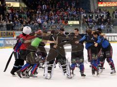 DEL - ERC Ingolstadt - Augsburg Panther - Das Team tanzt vor den Fans