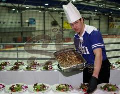 ERC Ingolstadt - 2. Pantherdinner für Fans - Joe Motzko bei der Vorbereitung der Vorspeise