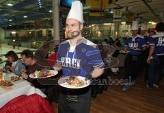 ERC Ingolstadt - 2. Pantherdinner für Fans - Ilpo Kauhanen bedient