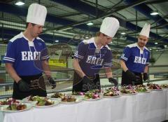 ERC Ingolstadt - 2. Pantherdinner für Fans - Ilpo Kauhanen, Tim Hambly und Joe Motzko bei der Vorbereitung der Vorspeise