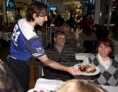 ERC Ingolstadt - 2. Pantherdinner für Fans - Bedienung Martin Hinterstocker bedient Fanbeauftragte Petra Vogl