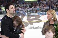 DEL - ERC Ingolstadt - Hannover - Glen Goodall mit Familie auf dem Eis vor den Fans 96