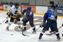 Jugend - ERC Ingostadt - Bad Tölz - Mitte Raphael Mainka und rechts Jan Weiß erkämpfen sich den Puck vor dem Tor