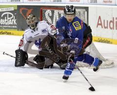 DEL - ERC Ingolstadt - Frankfurt Lions - Bob Wren am Tor Goalie Ian Gordon - Foto: Michalik