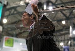 DEL - ERC Ingolstadt - Frankfurt - 4.Playoff - Greg Thomson beschwert sich massiv beim Schiedsrichter da der Puck aus war und steigt hoch auf die Bande lautstark