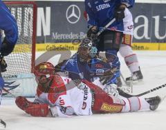 DEL - ERC Ingolstadt - Hannover - 1:4 - Dimitri Pätzold am Boden und soeht hinter sich den Puck zum 4. Tor