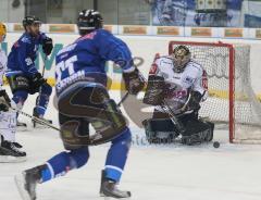 DEL - ERC Ingolstadt - Frankfurt Lions - Playoff - Goalie Ian Gordon kann den Schuss von Matt Hussey abwehren