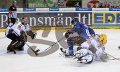 DEL - ERC Ingolstadt - Frankfurt - 4.Playoff - Joe Motzko wird von den Beinen geholt kurz vor dem Abschluß