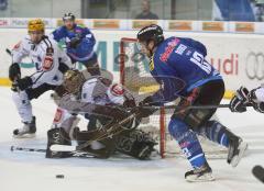 DEL - ERC Ingolstadt - Frankfurt Lions Sieg im Viertelfinale - Tyler Bouck im Angriff - Torwart Ian Gordon