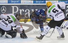 DEL - ERC Ingolstadt - Frankfurt Lions - Playoff - Bob Wren schiesst aufs Tor, Goalie Ian Gordon sieht dem vorbeifliegenden Puck nach