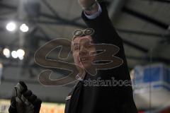 DEL - ERC Ingolstadt - Frankfurt - 4.Playoff - Greg Thomson beschwert sich massiv beim Schiedsrichter da der Puck aus war und steigt hoch auf die Bande lautstark