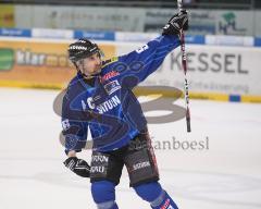 DEL - ERC Ingolstadt - Frankfurt Lions - Playoff - Kapitän Glen Goodall jubelt und dankt den Fans