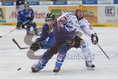 DEL - ERC Ingolstadt - Frankfurt Lions - Playoff - Tim Hambly im Zweikampf mit Derek Hahn