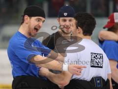 DEL - ERC Ingolstadt - Frankfurt Lions Sieg im Viertelfinale - Michael Bakos freut sich mit Stephan Daschner