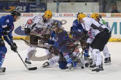 DEL - ERC Ingolstadt - Frankfurt - 4.Playoff - Tumult vor dem Frankfurter Tor. Thomas Greilinger verliert den Puck