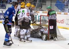 DEL - ERC Ingolstadt - Frankfurt Lions Sieg im Viertelfinale - Tor wird nicht gegeben. Goalie Torwart Ian Gordon sitzt auf dem Puck